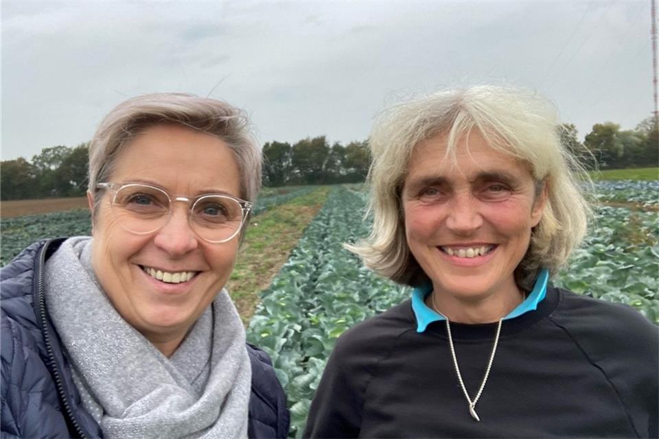 Diana Brömmel (l.), die Vorsitzende des Ortsmarketingvereins, mit Ute Kuhlmann auf den Feldern von Hof Kuhlmann in Wesel-Büderich.