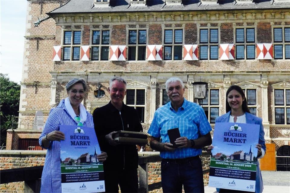 Diana Brömmel (links) und Katharina Zeptner (rechts) vom Ortsmarketing mit Antiquar Rainer Heeke (Zweiter von links) und Hans Bone vom Heimatverein. 