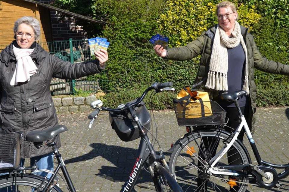 Diana Brömmel (rechts) und Sandra Wohlfahrt haben die Tütchen mit dem Fahrrad in der Gemeinde verteilt.