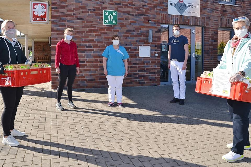 Diana Brömmel und Natalie Labod haben am Samstag Ostertüten zum ambulanten Pflegedienst gebracht. Sehr zur Freude der Mitarbeiter Jacky Brun, Jana Hegerin und Thomas Kotzian.