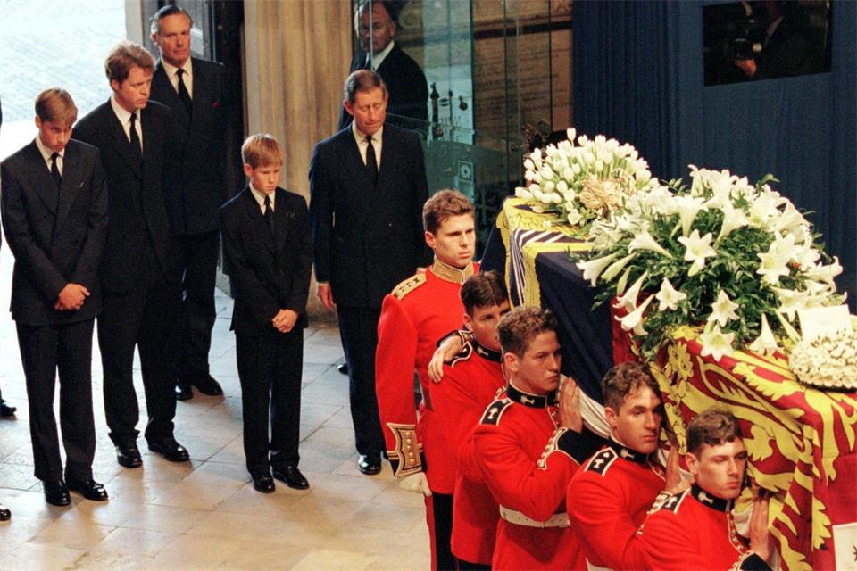 Dianas Beerdigung mit den Prinzen William (l.) und Harry (4.v.l.). (Archivbild)--/epa/dpa