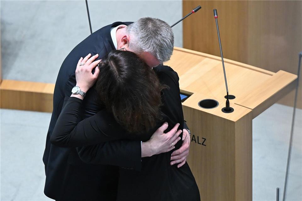 Diane Schnieder gratulierte ihrem Mann nach der Vereidigung. Jennifer Brückner/dpa