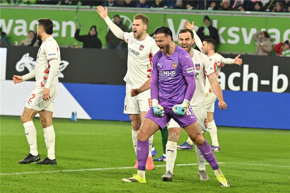 Diant Ramaj und seine Vorderleute treffen auswärts auf Borussia Dortmund. (Archivbild)Swen Pförtner/dpa