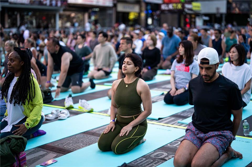Dicht an dicht reihten sich Yoga-Begeisterte aneinander.Adam Gray/AP/dpa