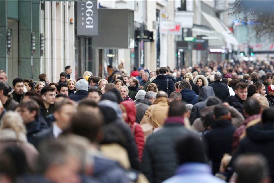 Dicht gedrängt laufen Menschen am Tag vor Heiligabend über die Königsallee.