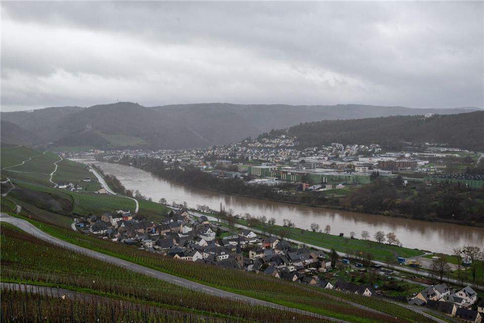 Dichte Wolken und Schauer bestimmen den Wochenbeginn in Rheinland-Pfalz und dem Saarland. (Symbolbild)Harald Tittel/dpa