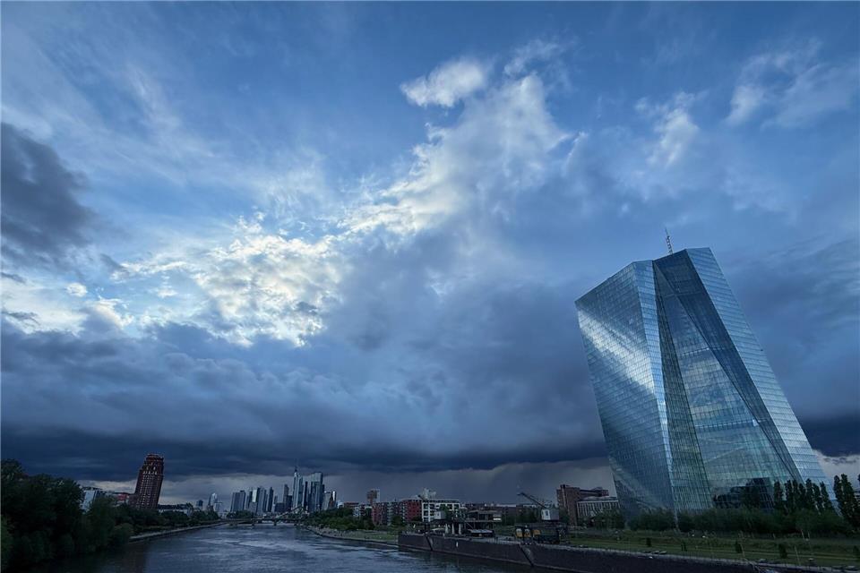 Dichte Wolken werden auch in den kommenden Tagen über Hessen erwartet. (Symbolbild)Boris Roessler/dpa