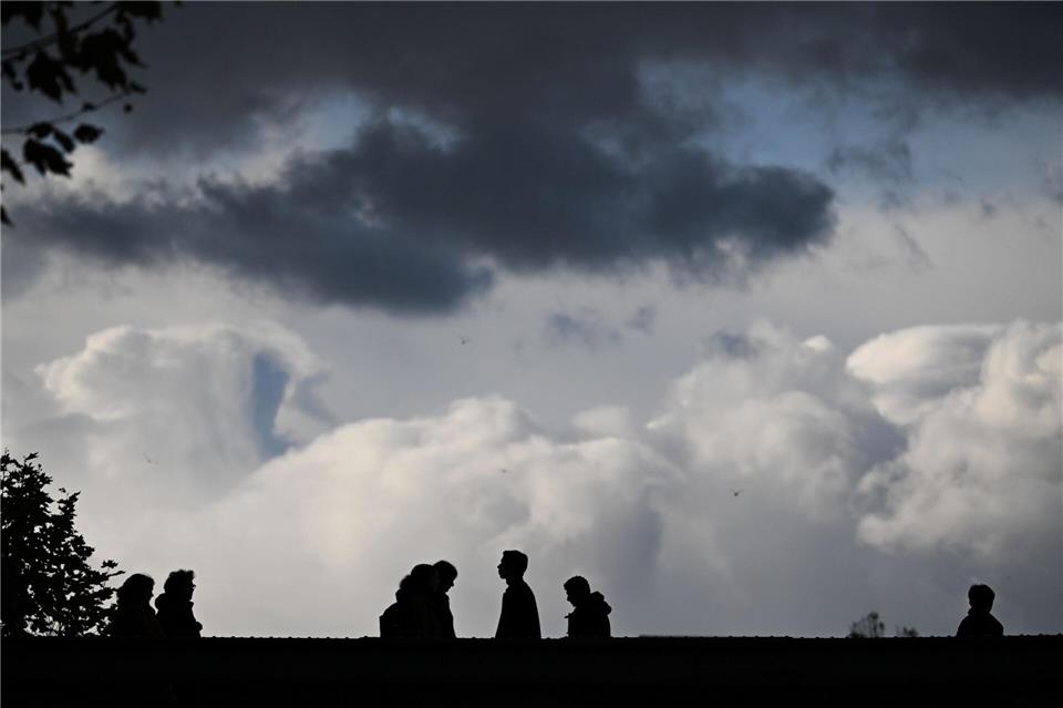 Dichte Wolkendecken und vereinzelte Niederschläge bestimmen das Wetter im Südwesten. (Symbolbild)Arne Dedert/dpa