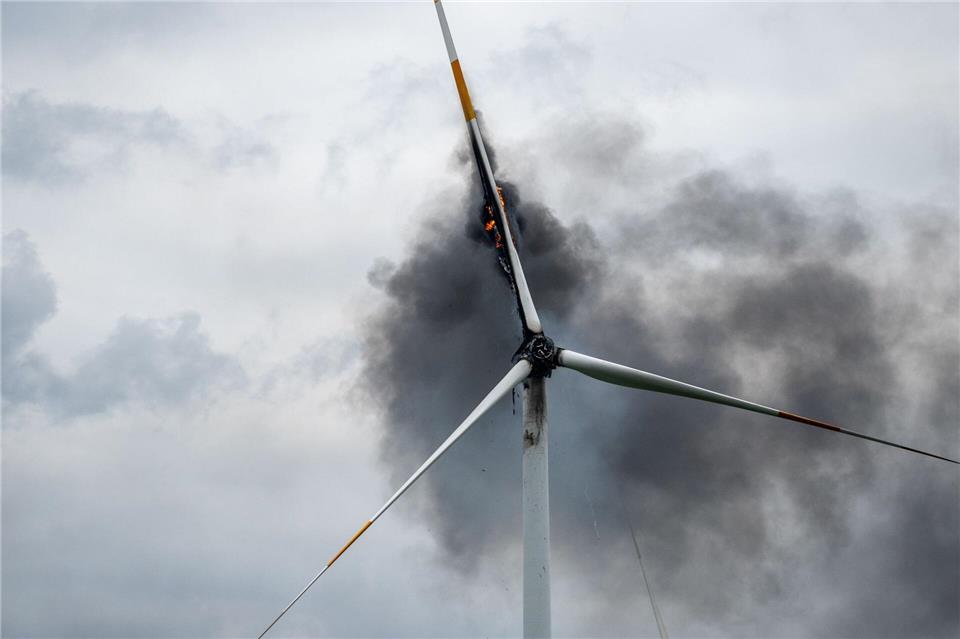 Dichte schwarze Rauchwolken über Bönen: Ein Windrad hat Feuer gefangen.Max Lametz/dpa