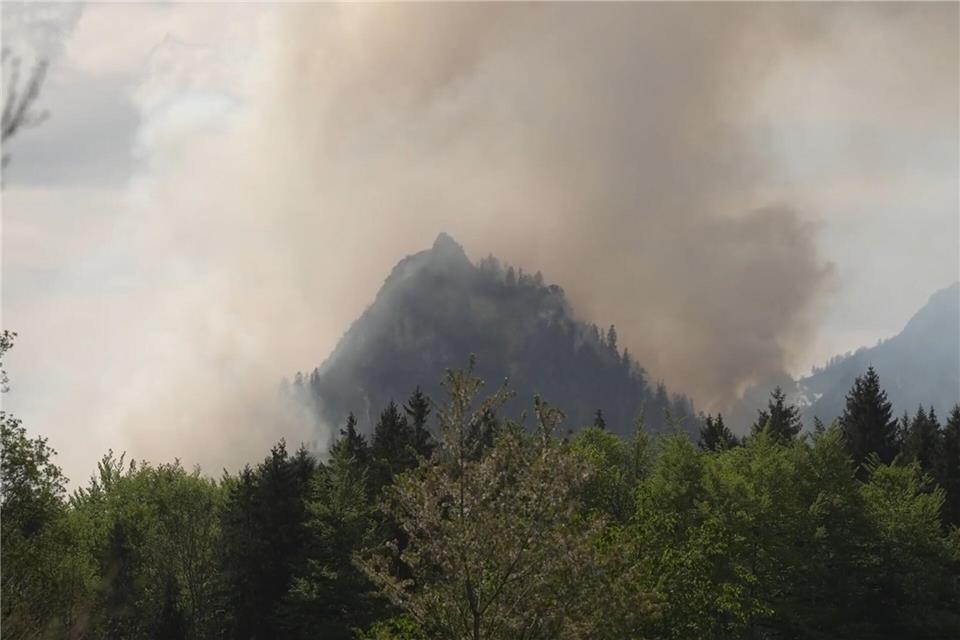 Dichter Rauch ist über dem Berg in den bayerischen Alpen zu sehen.Gabriel Neumayr/dpa
