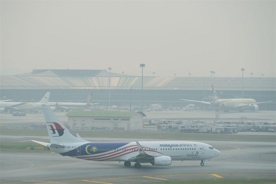 Dichter Smog liegt über dem Flughafen von Kuala Lumpur. Vincent Thian/AP/dpa