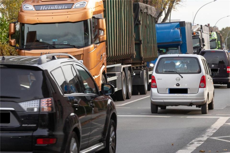 Dichter Verkehr auf der Winterswyker Straße in Oeding: Die geplante Umgehungsstraße soll den Ortskern entlasten.