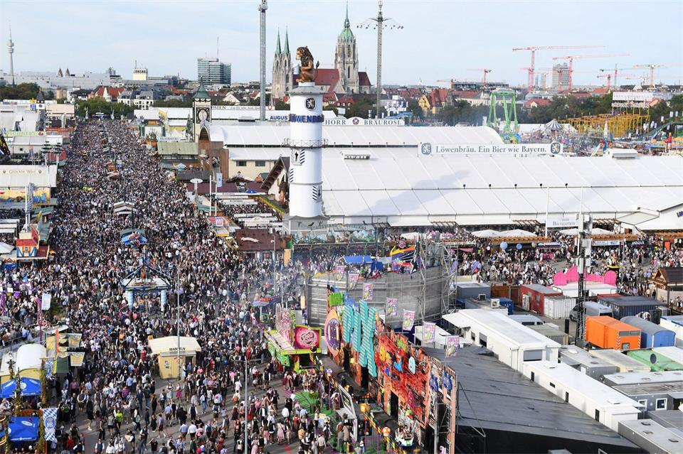 Dichtes Treiben auf dem Festgelände am ersten Tag.  Felix Hörhager/dpa