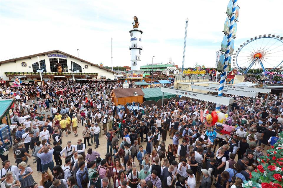 Dichtes Treiben herrschte am ersten Tag auf der Wiesn. Karl-Josef Hildenbrand/dpa