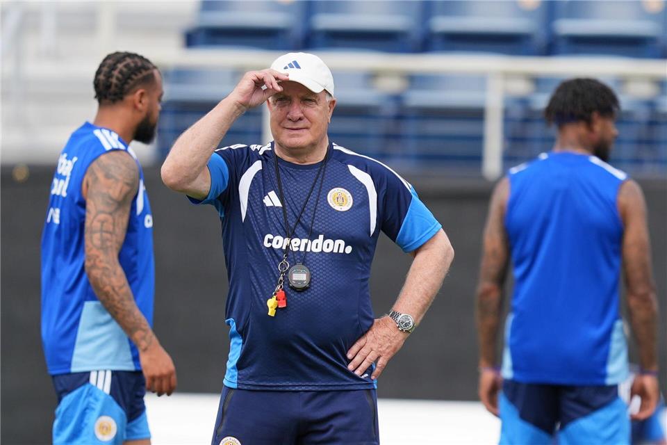 Dick Advocaat will mit dem kleinen Curaçao bei der WM überraschen.Rebecca Blackwell/AP/dpa