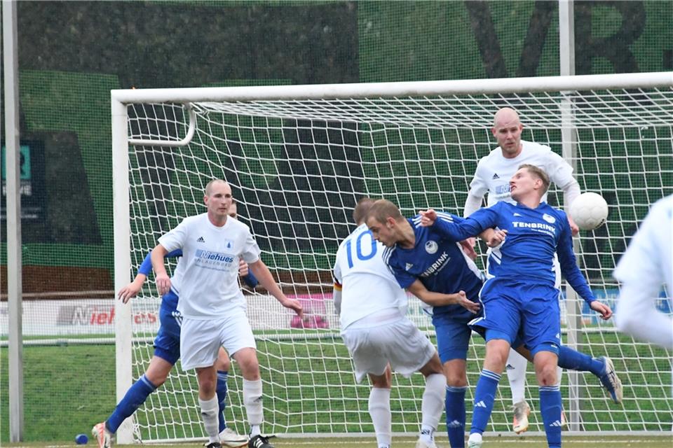 SuS Stadtlohn bremst VfL Ramsdorf aus Dicke Luft im Ramsdorfer Strafraum: Marcel Kormann (von links), Niklas Kormann (10) und Max Nießing wehren sich erfolgreich gegen den 1:0-Torschützen Marvin Robert und David Steverding (rechts).