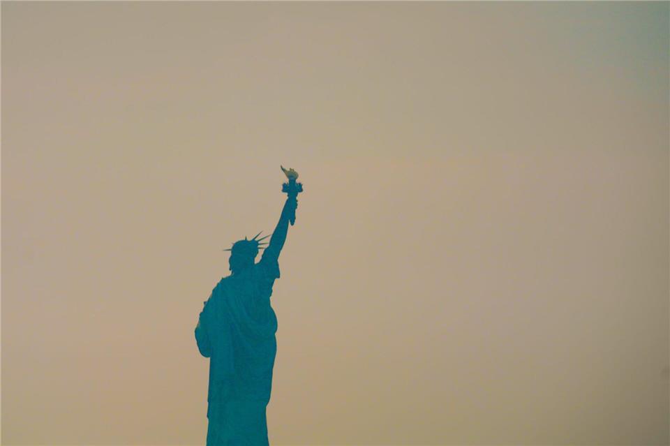 Dicke Rauchschwaden zogen durch die Millionenmetropole. Ryan Murphy/FR172324 AP/AP/dpa