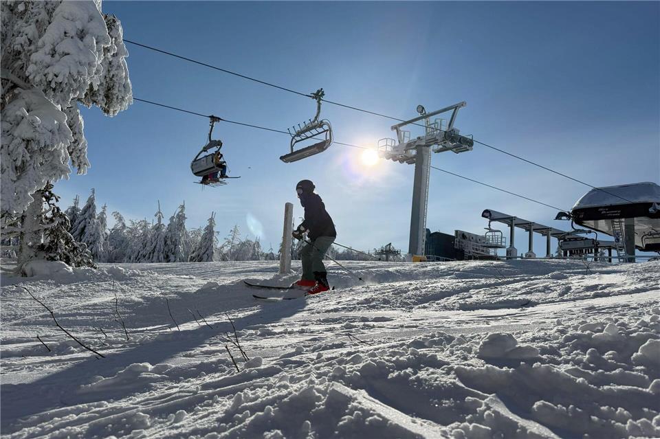 Dicke Schneepolster auf den Pisten: Die Skibedingungen im Sauerland bleiben auch im Februar gut. (Archivfoto)Wolf von Dewitz/dpa