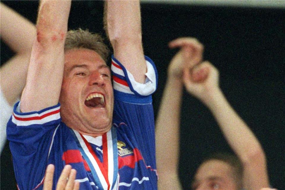 Didier Deschamps krönte sich mit Frankreich 1998 durch ein 3:0 gegen Brasilien zum Weltmeister (Archivbild)Achim Scheidemann/dpa