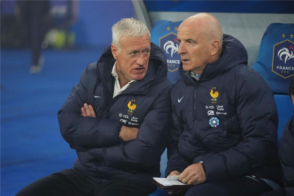 Didier Deschamps (l) erklärt den erneuten Verzicht auf Kapitän Kylian Mbappé.  Thibault Camus/AP