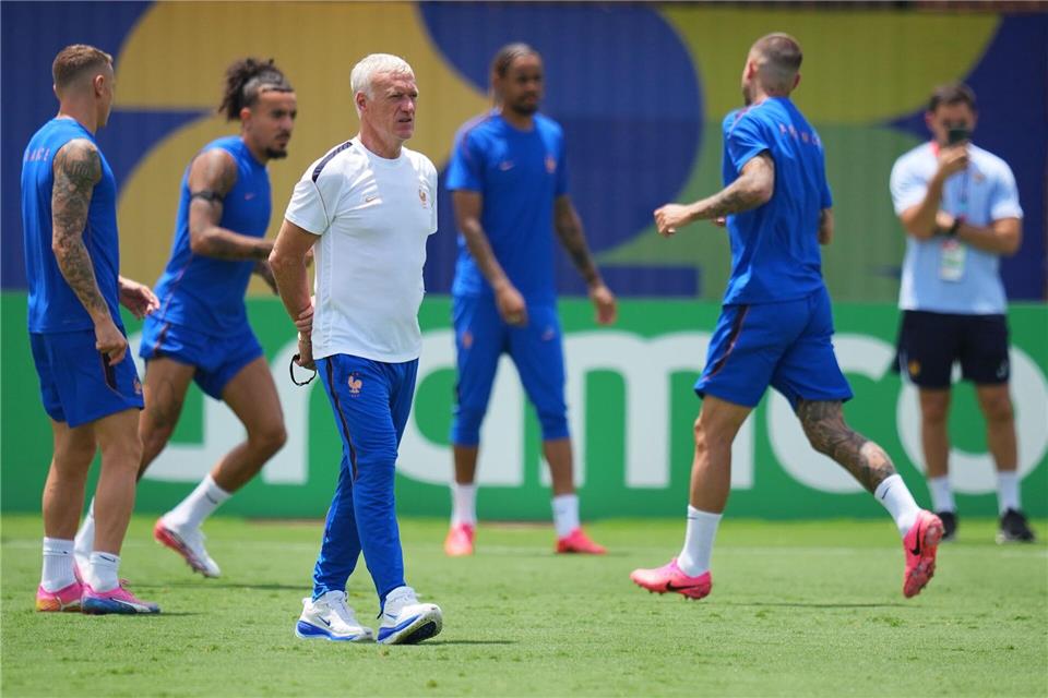 Didier Deschamps und seine Franzosen treffen im Halbfinale auf Spanien.Julio Cortez/AP/dpa