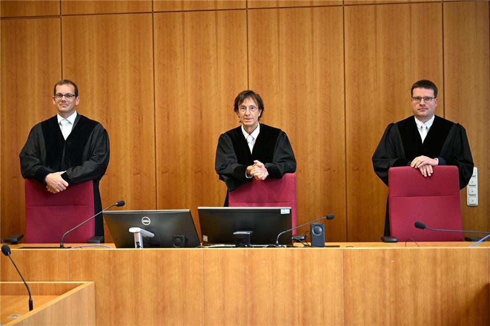 Die 1. Zivilkammer des Kölner Landgerichts, in der Mitte der Vorsitzende Stefan Bellin, links von ihm der Richter Christian Meurs und rechts der Richter Michael Stiel.Wolf von Dewitz/dpa