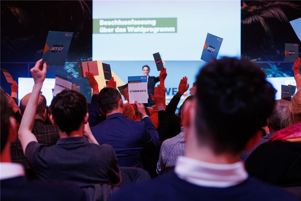 Die 120 Teilnehmer des CDU-Programmausschusses verabschieden das Wahlprogramm einstimmig. Hannes P. Albert/dpa