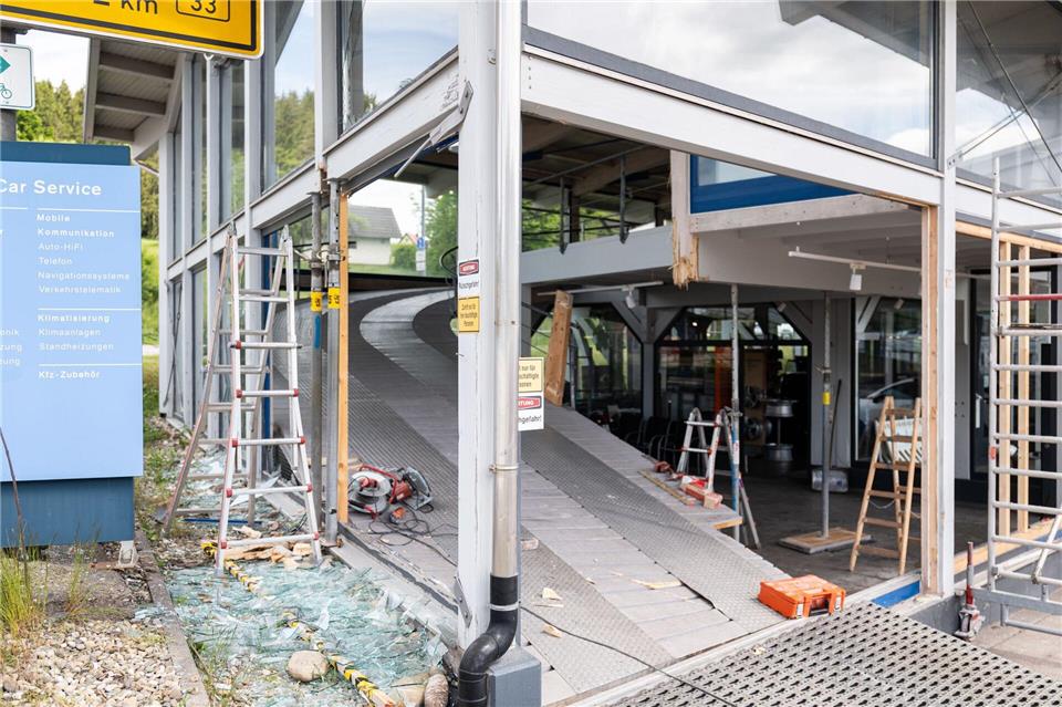 Die 15-Jährige missachtete die Anhaltezeichen der Polizei und fuhr mit überhöhter Geschwindigkeit davon - ihre Fahrt endete in einem Autohaus.Joshua Rzepka/onw-images/dpa