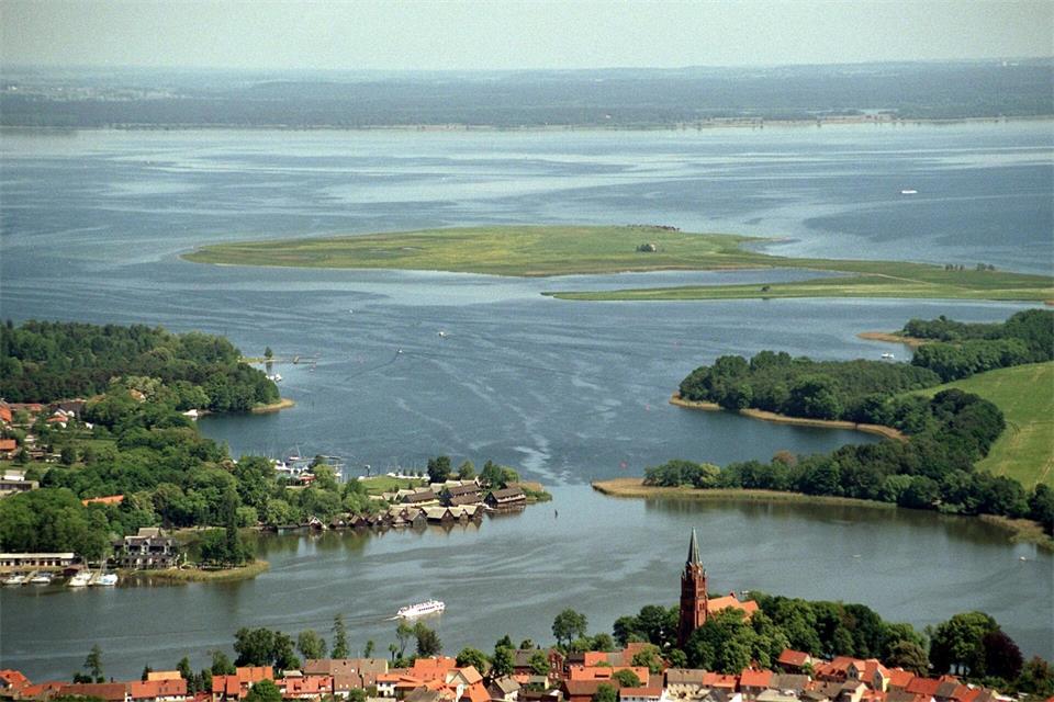 Die 15 Passagiere des havarierten Ausflugsschiffs wurden nach Röbel gebracht. (Archivbild)Bernd Wüstneck/Zentralbild/dpa