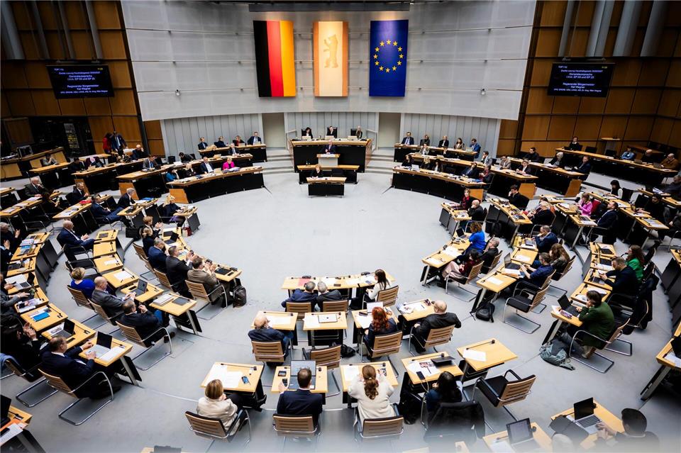 Die 159 Berliner Abgeordneten können sich laut Medienberichten ab Januar über mehr Geld freuen. (Archivbild)Christoph Soeder/dpa