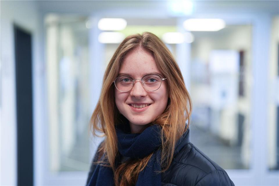 Die 16-jährige Schülervertreterin Leonie Bollmann hält von einem generellen Social-Media-Verbot für Minderjährige nichts, jüngere Schülerinnen und Schüler sollten aber schon Restriktionen auferlegt werden.Marcus Brandt/dpa