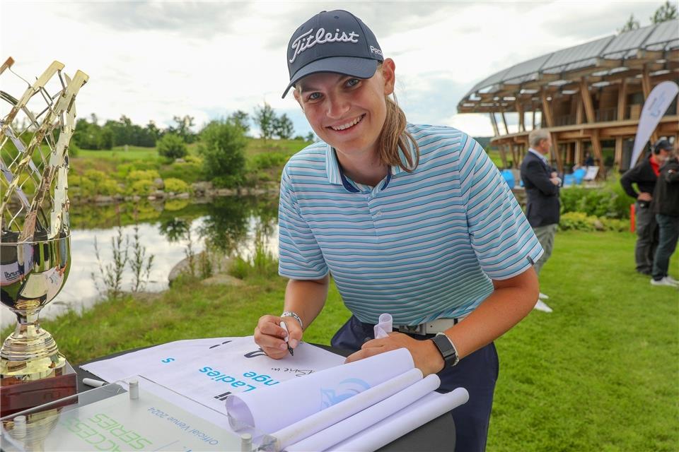 Die 18 Jahre alte Golferin Helen Briem spielt jetzt bei den Profis mit.