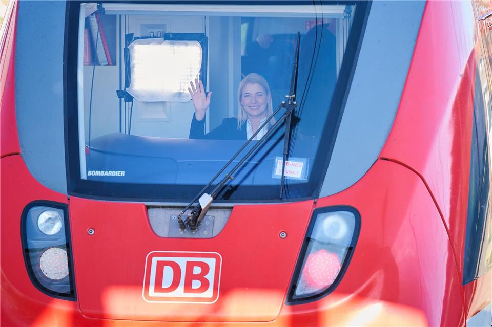 Evelyn Palla: Südtirolerin mit viel Bahn-Erfahrung Die 1973 in Bozen geborene Südtirolerin gilt als empathischer als ihr Vorgänger Richard Lutz.Annette Riedl/dpa