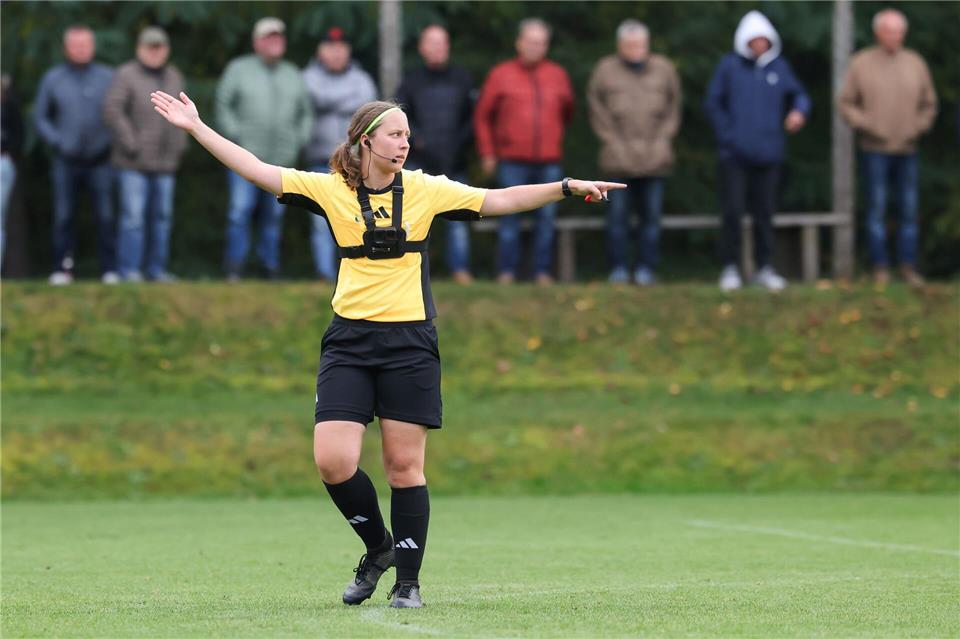 Tochter und Vater gemeinsam als Schiedsrichter auf dem Platz Die 20 Jahre alte Emma Sagasser leitet in Oberfranken Fußballspiele.Daniel Löb/dpa