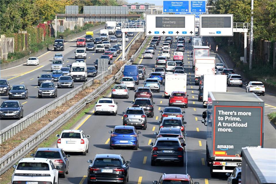 Die 2025 registrierten Staus auf den deutschen Autobahnen waren länger als im Vorjahr. (Archivbild)Roberto Pfeil/dpa