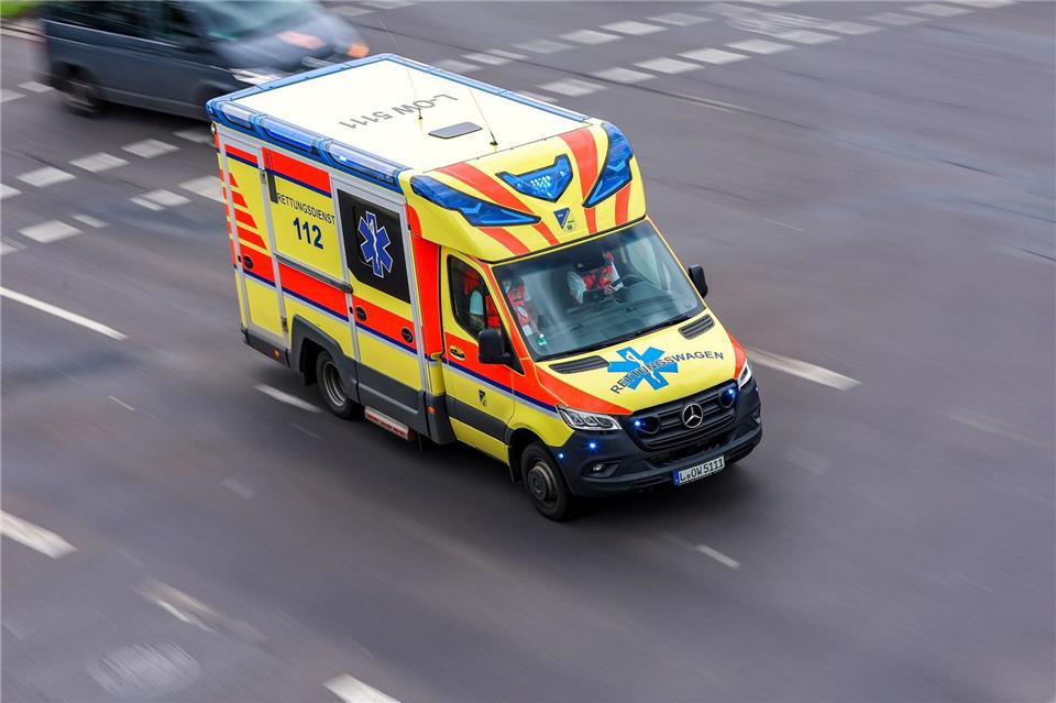 Die 23-Jährige wurde in ein Krankenhaus gebracht. (Symbolbild)Jan Woitas/dpa