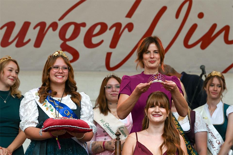 Die 26 Jahre alte Laura Horbel ist neue Gebietsweinkönigin Saale-Unstrut. Heiko Rebsch/dpa