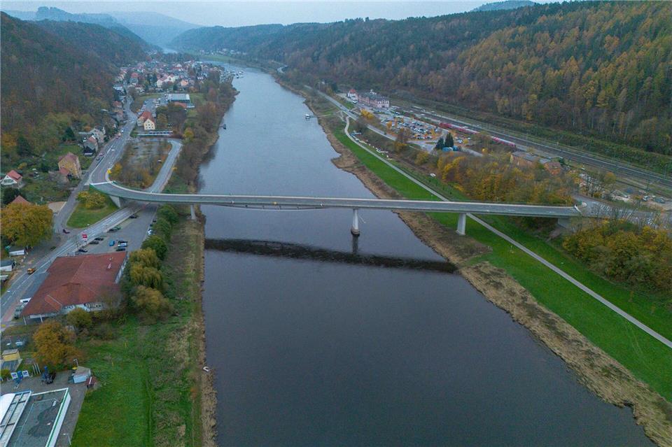 Die 270 m lange Elbbrücke in Bad Schandau wurde vor fast zwei Wochen gesperrt. (Archivbild)Daniel Wagner/dpa
