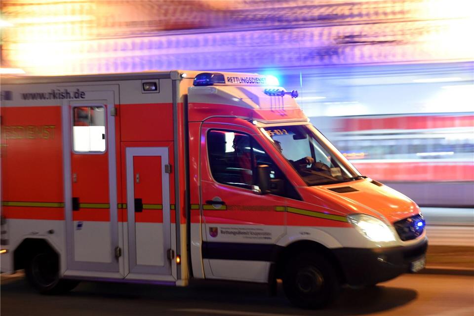 Die 29-jährige Fußgängerin kam mit schweren Verletzungen ins Krankenhaus. (Symbolbild)Carsten Rehder/dpa