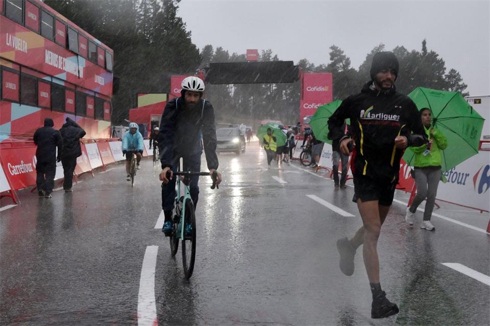 Die 3. Etappe musste wegen des Unwetters abgebrochen werden. Ed Jones/AFP/dpa