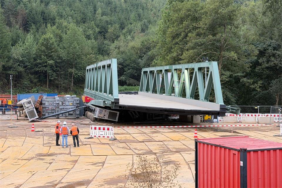 Die 330 Tonnen schwere Brücke ist abgesackt - die Bergung ist nun aufwendig. (Archivbild)Berthold Stamm/dpa