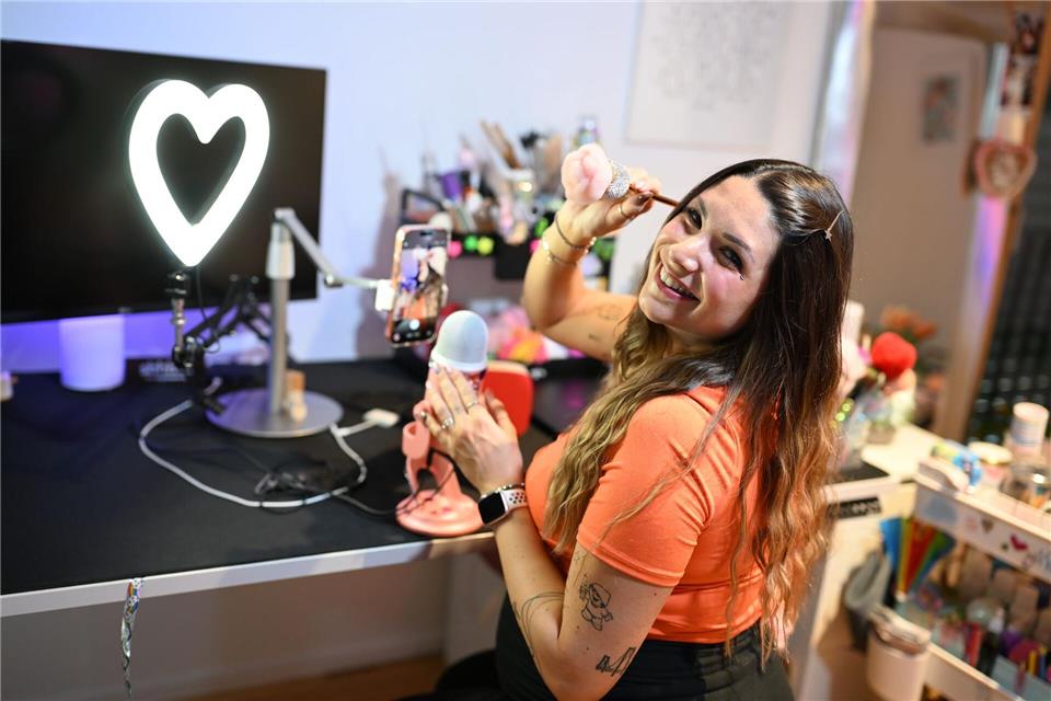 Die 34-Jährige schminkt sich auch vor der Kamera. Felix Kästle/dpa