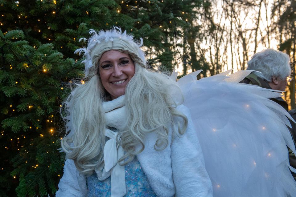 Die 35-jährige Rekenerin singt als Engel auf dem Marbecker Weihnachtsmarkt.