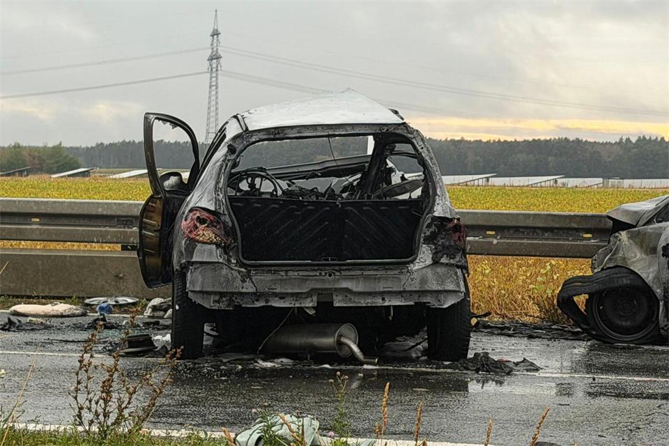 Die 36-Jährige und das neunjährige Kind starben noch an der Unfallstelle. Felix Besold/News5/dpa