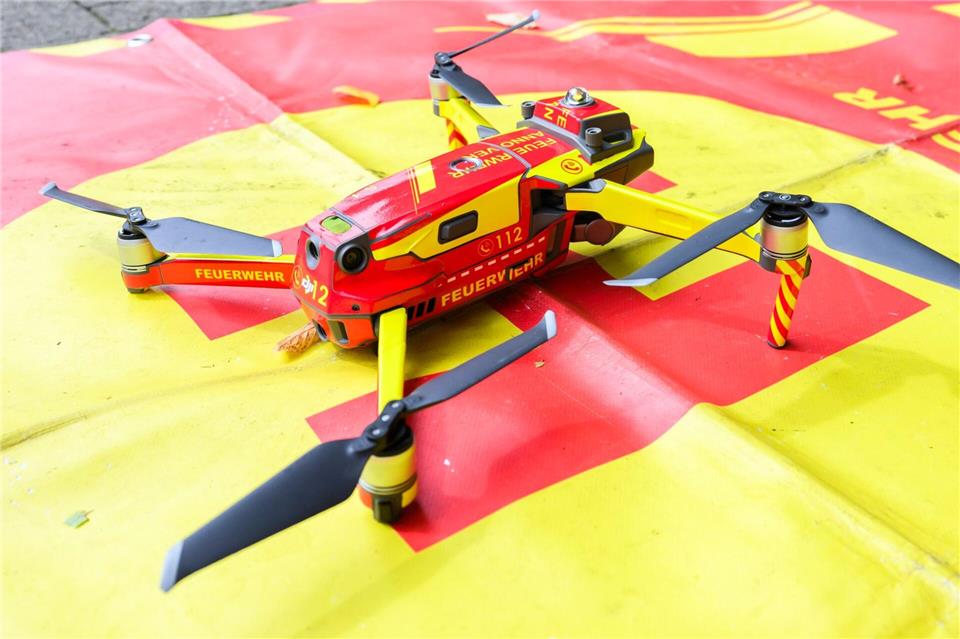 Die 40 mal 40 Zentimeter großen Fluggeräte tragen die Farben der Feuerwehr.Julian Stratenschulte/dpa