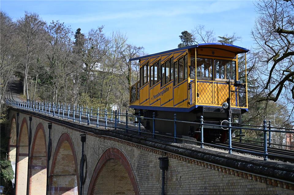 Die 438 Meter lange Strecke mit einer Steigung von bis zu 25 Prozent bewältigt die Bahn geräuscharm und schadstofffrei mittels Wasserballast.Michael Brandt/dpa