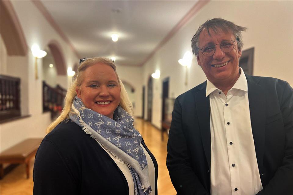 Die 46-jährige Tina Haltermann (parteilos und Wahlvorschlag der CDU) und der 59-jährige Markus Gieppner (Wahlvorschlag der Fraktion „Die Insulaner“) treten am 6. April zur Stichwahl auf Sylt an.Lea Albert/dpa