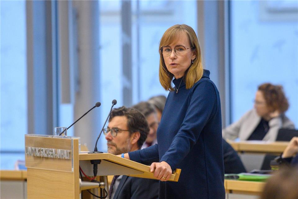 Die 48 Jahre alte Eva von Angern führt die Landtagsfraktion der Linken in Sachsen-Anhalt an. (Archivbild)Klaus-Dietmar Gabbert/dpa