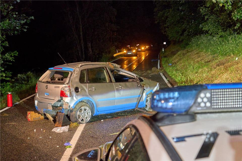 Die 52 Jahre alte Frau soll bei dem Unfall aus dem Auto geschleudert worden sein.Sascha Ditscher/dpa