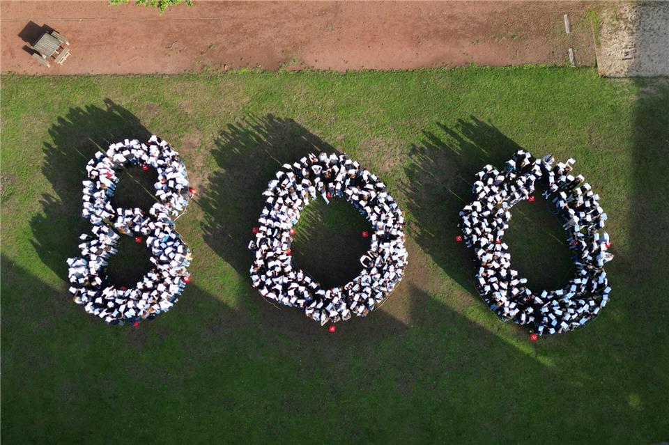 Die 525 Schülerinnen und Schüler haben einen kreativen Fotobeitrag erstellt, der die Zahl „800“ in Szene setzt